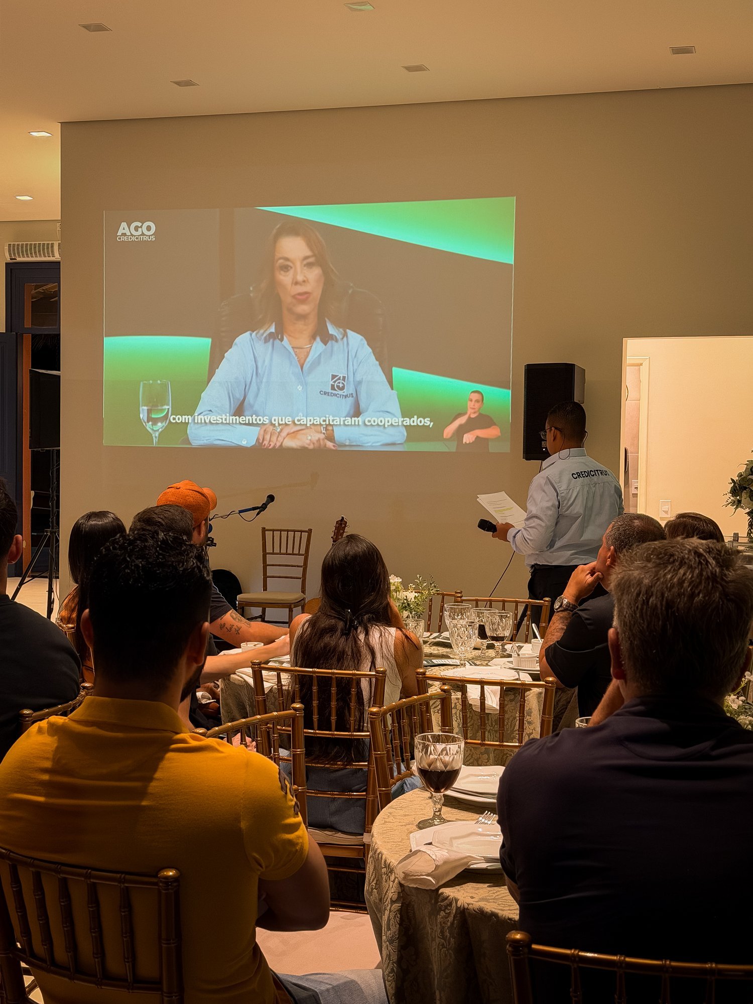 Evento corporativo no Casarão com apresentação em tela e jantar montado