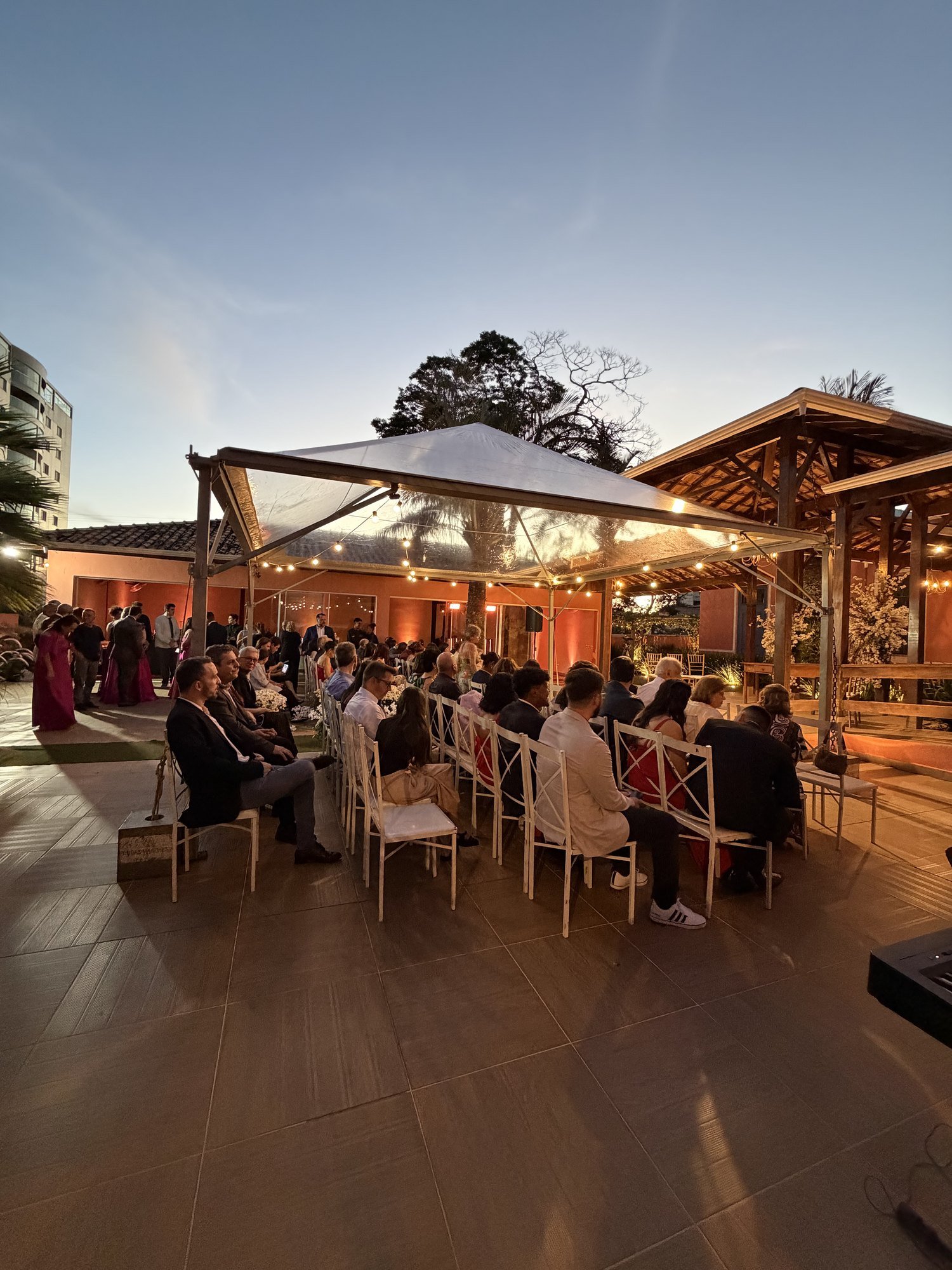 Cerimônia ao entardecer no pátio do Casarão com iluminação dourada