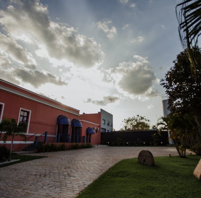 Fachada do Casarão Imperial em dia aberto