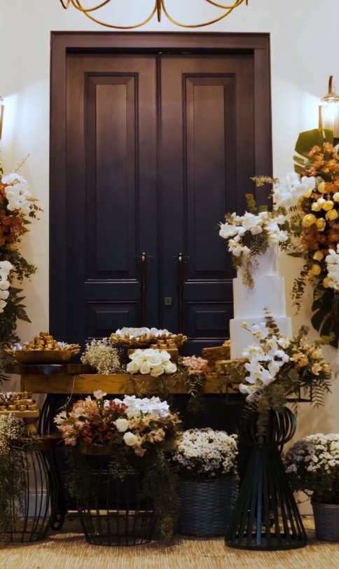 Porta principal do Casarão decorada com flores