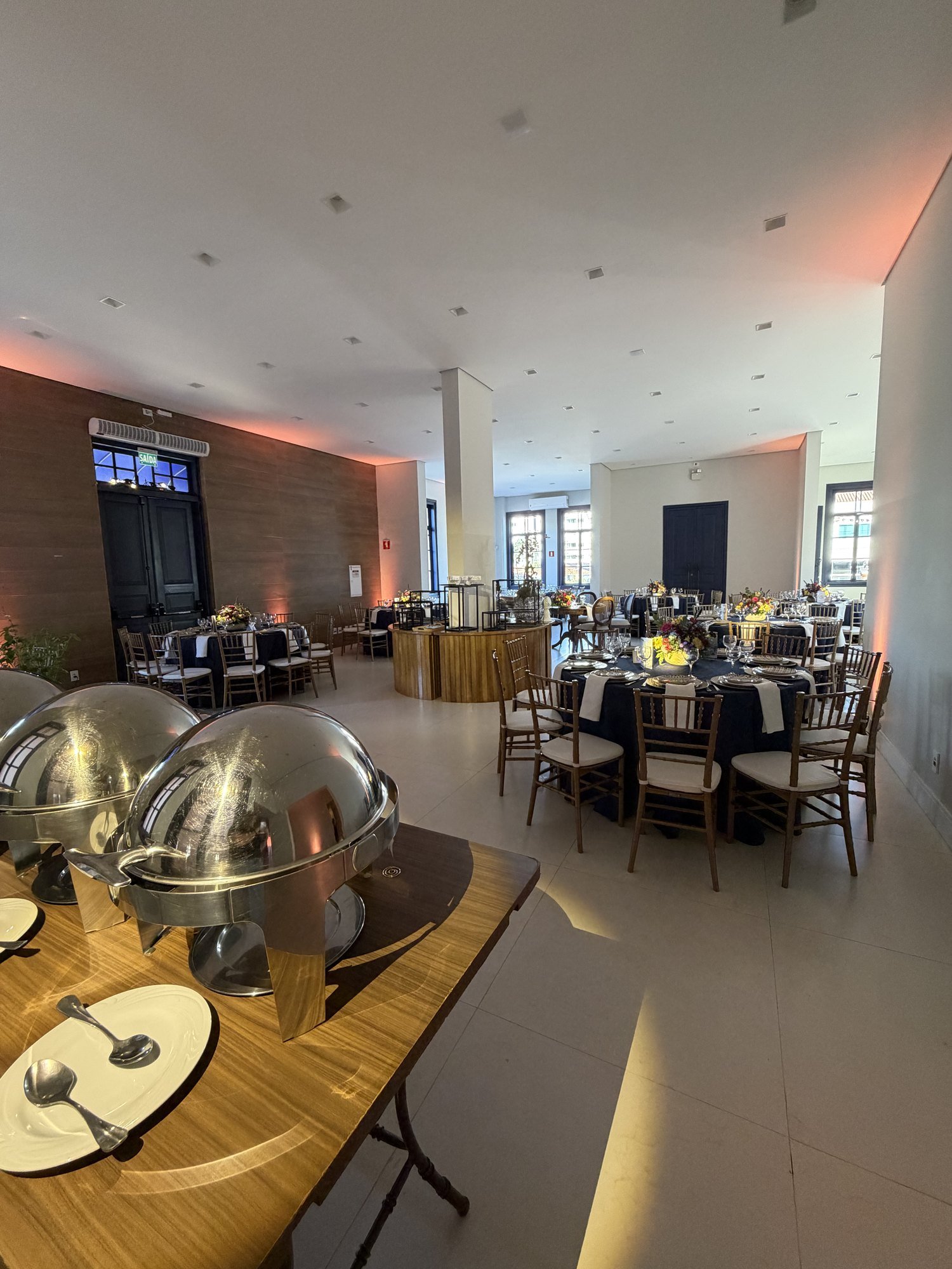 Vista do salão principal com buffet de cobre à direita