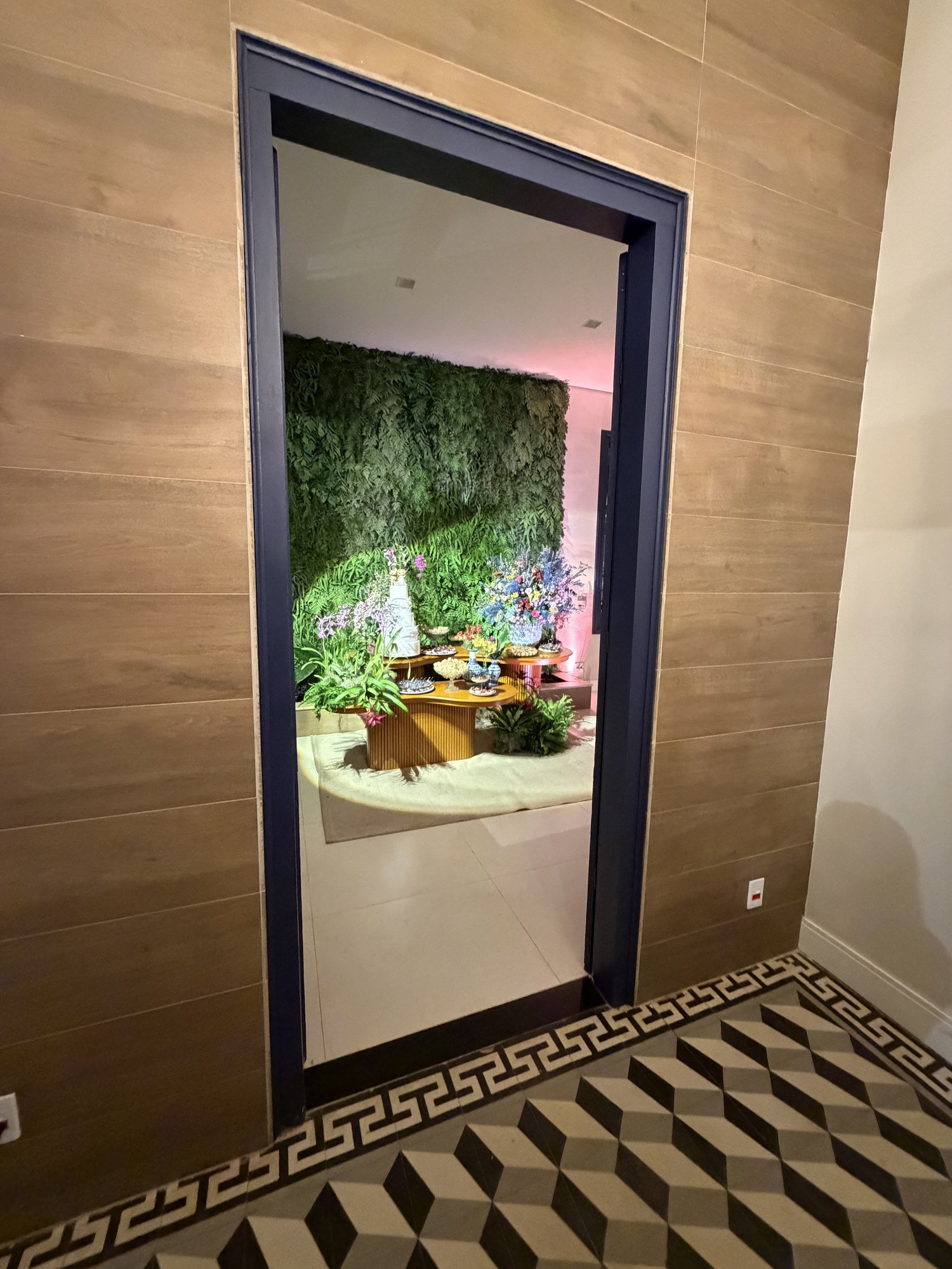 Mesa de bolo com jardim vertical ao fundo