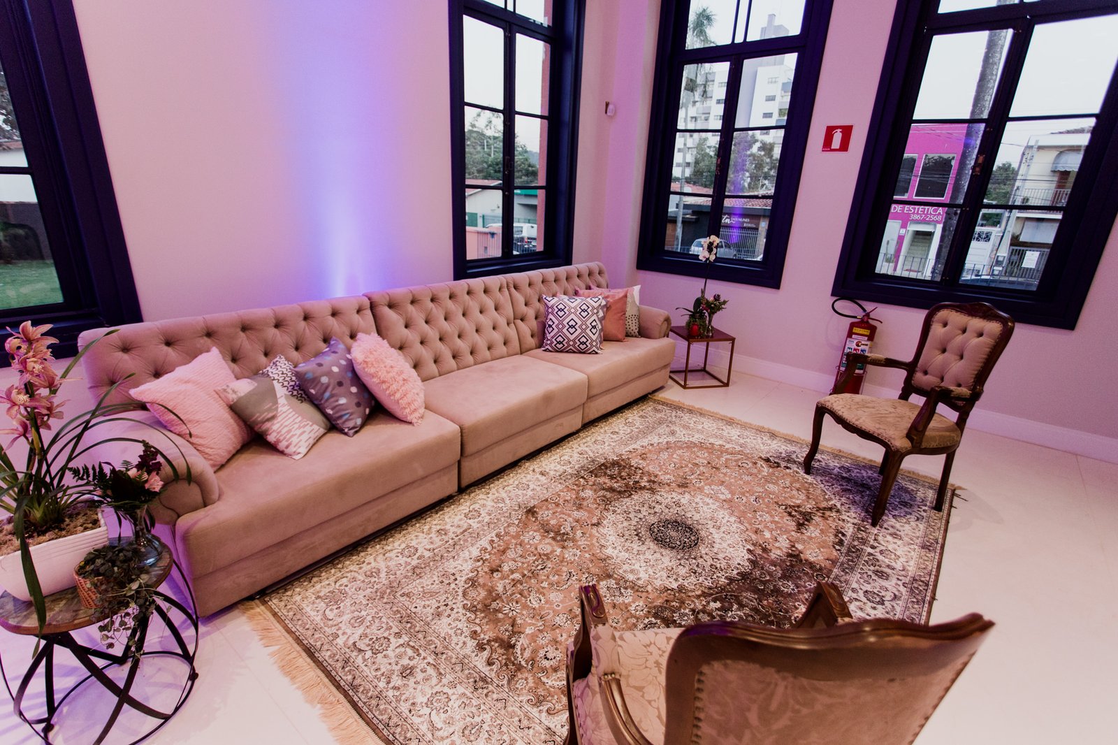 Sala da noiva com sofá clássico e iluminação cênica