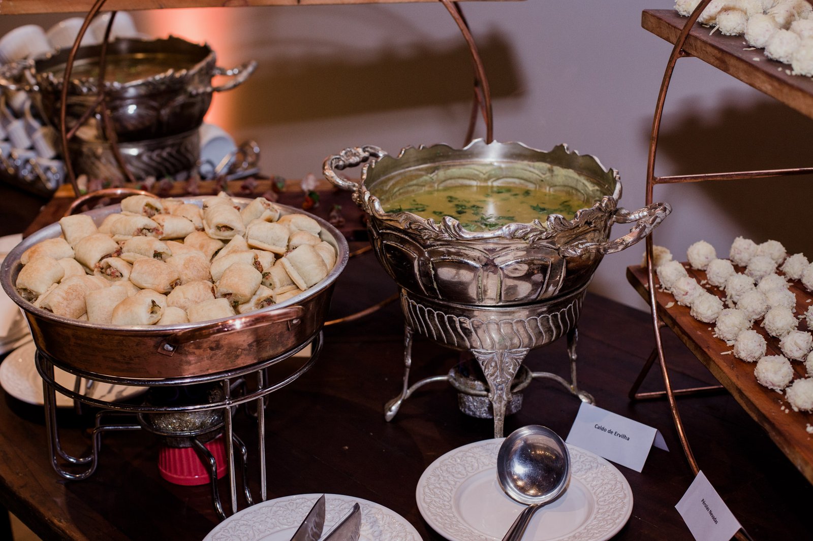 Buffet quente em panelas de cobre com doces finos