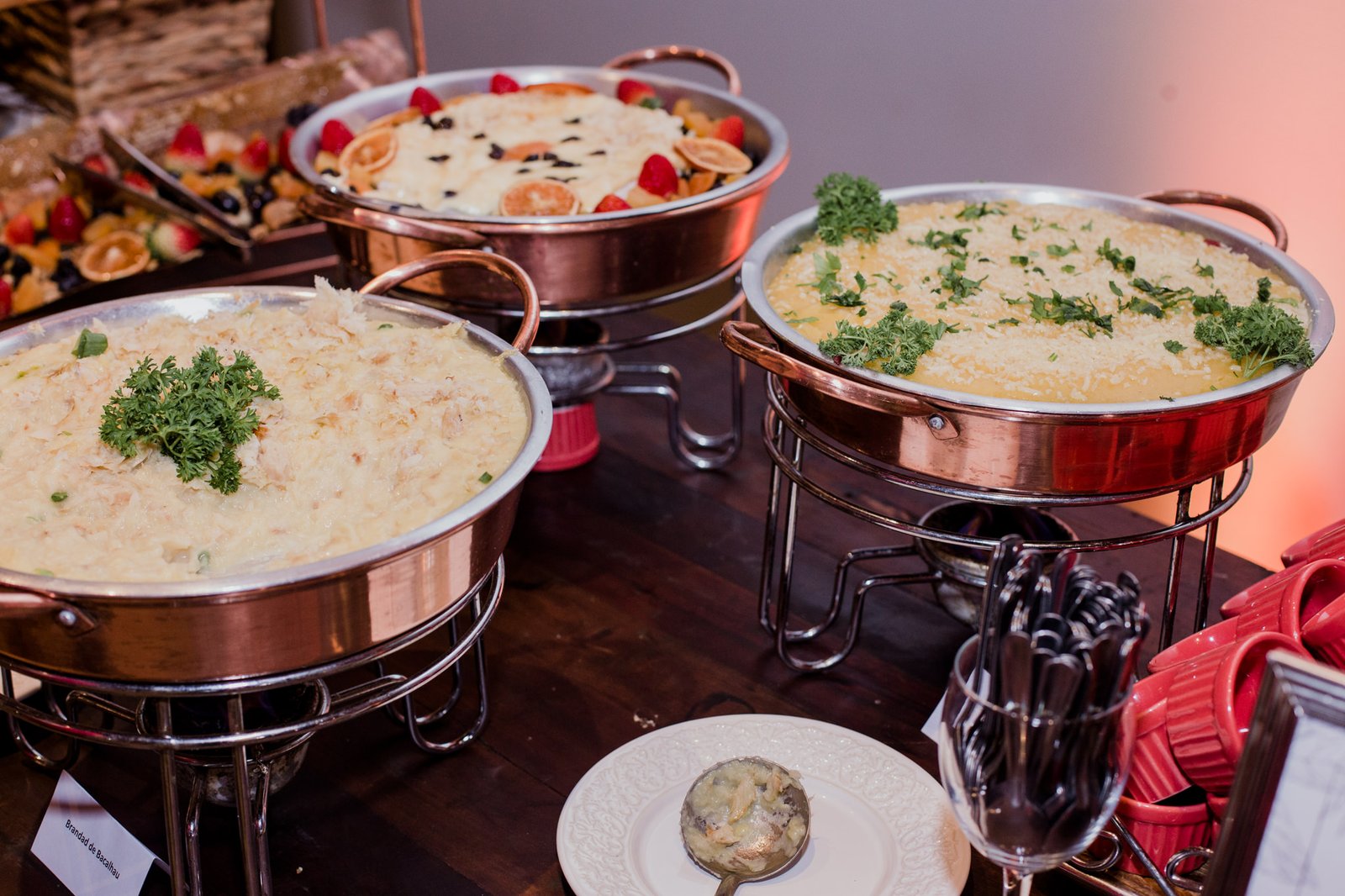 Acompanhamentos servidos em panelas de cobre