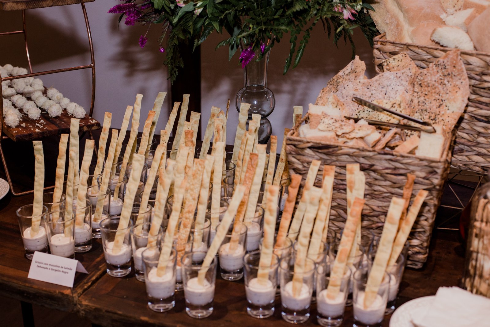 Mesa de couvert com palitos, queijos e charcutaria