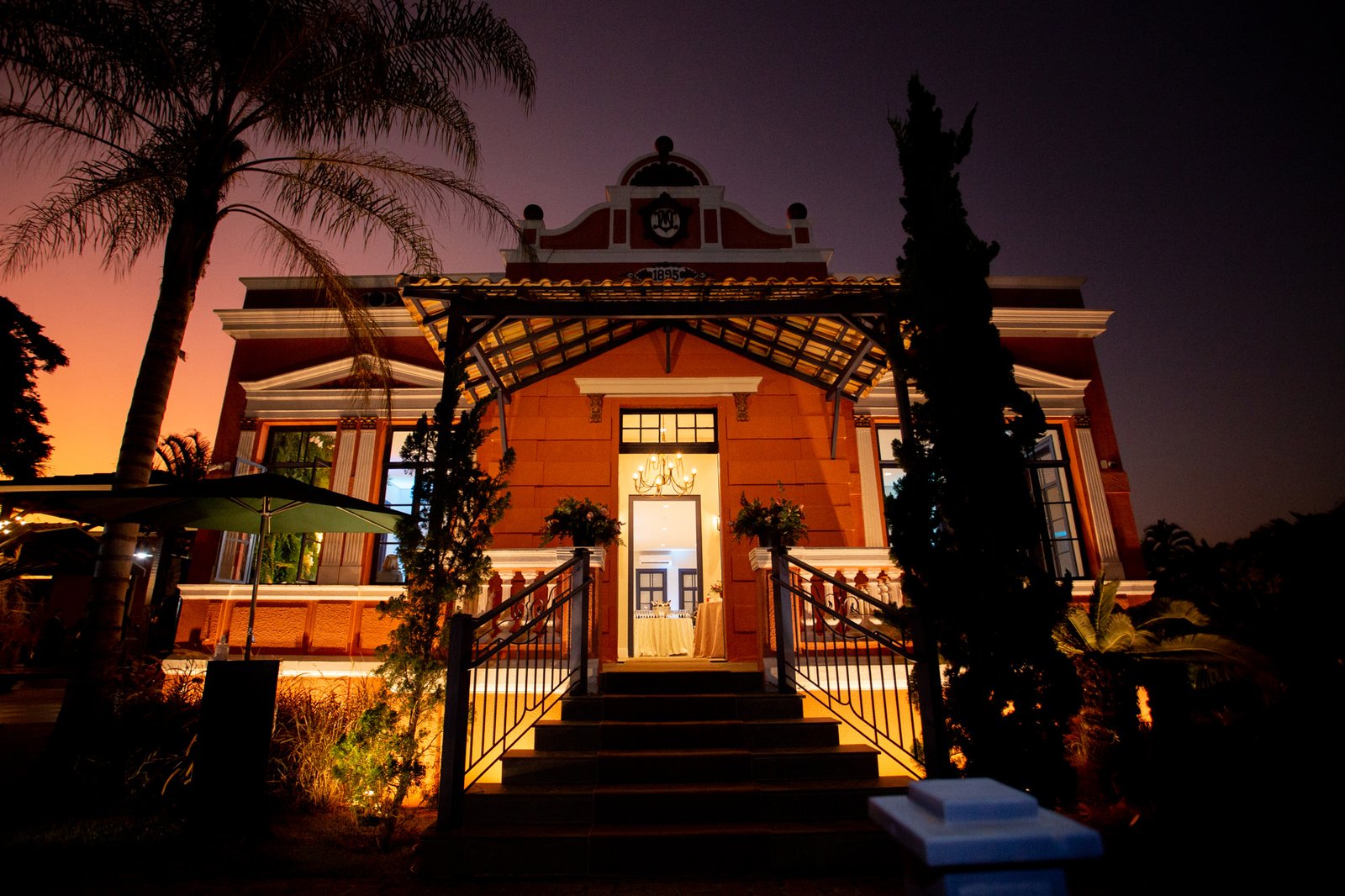 Fachada iluminada do Casarão Imperial ao entardecer