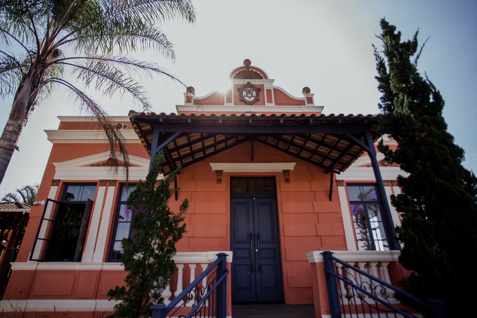 Fachada restaurada do Casarão Imperial ao meio-dia